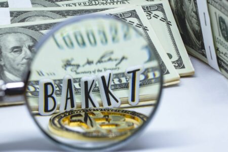 預算赤字創新高，為對沖通膨，機構紛紛購買 BTC 避險，Bakkt 期貨交易創新高